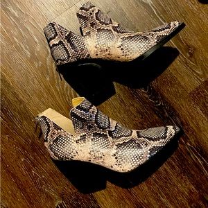 Vince Camuto Gigietta western snakeskin printed ankle booties size 8